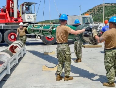 Το υποβρύχιο των ΗΠΑ USS Olympia (SSN-717) στη Σούδα - Φορτώνει τορπίλες mk46 (φωτό)